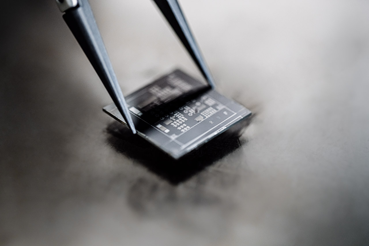 Healing the Achilles heel of 2D transistors