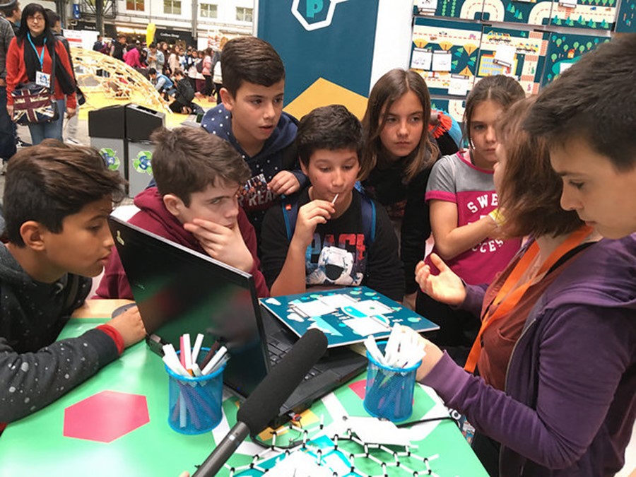 Graphene Flagship partners presenting Graphopolis to local children.