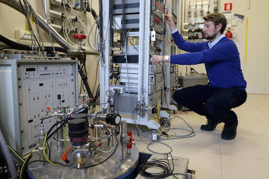 Andrea Gamucci at work on the Heliox system for electrical measurements.