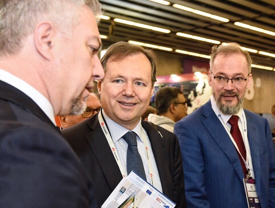 European Commission visits Graphene Pavilion at MWC19