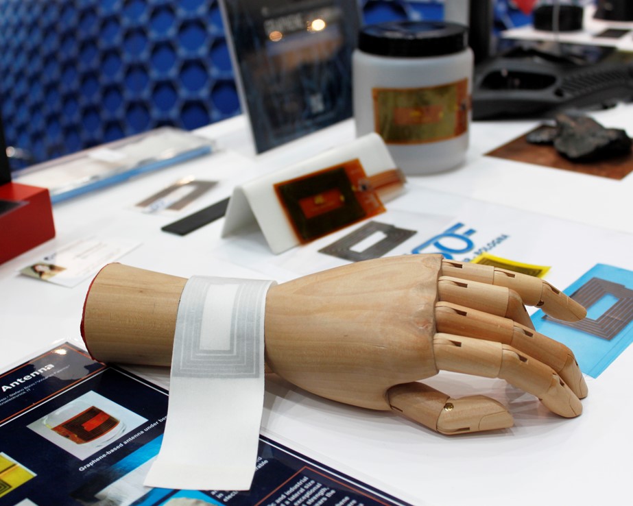 A flexible NFC antenna with different graphene derivatives.