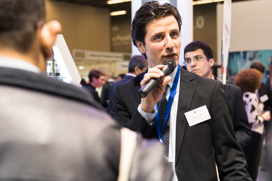 Graphenea’s Iñigo Charola presents at the Graphene Pavilion at Mobile World Congress 2018 