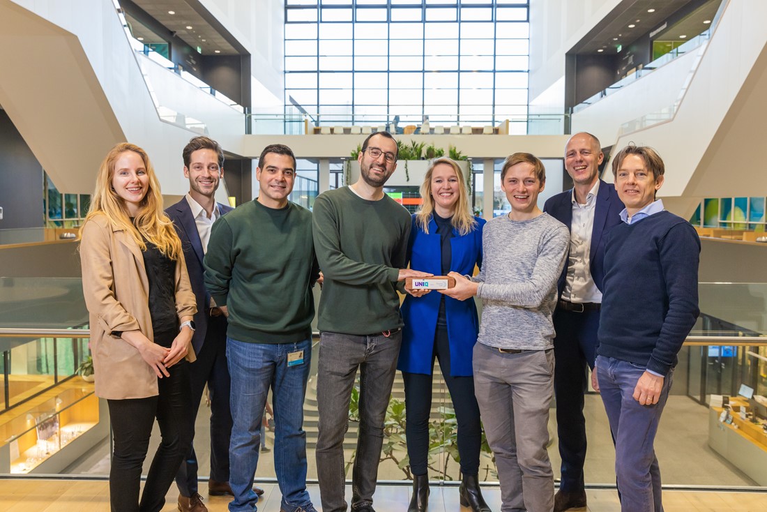 SoundCell founders Aleksandre Japaridze (left) and Irek Rosłoń (right) receive the UNIIQ brick, along with additional members of the SoundCell team (Farbod Alijani and Peter Steeneken) and representatives of UNIIQ and Delft Enterprises